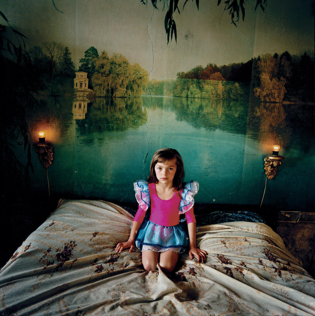 אלונה בחדר השינה, 2006. "זה היה חדר השינה של ההורים, החדר היחיד שלא שופץ" (צילום: מיכל חלבין) אלונה בחדר השינה, 2006