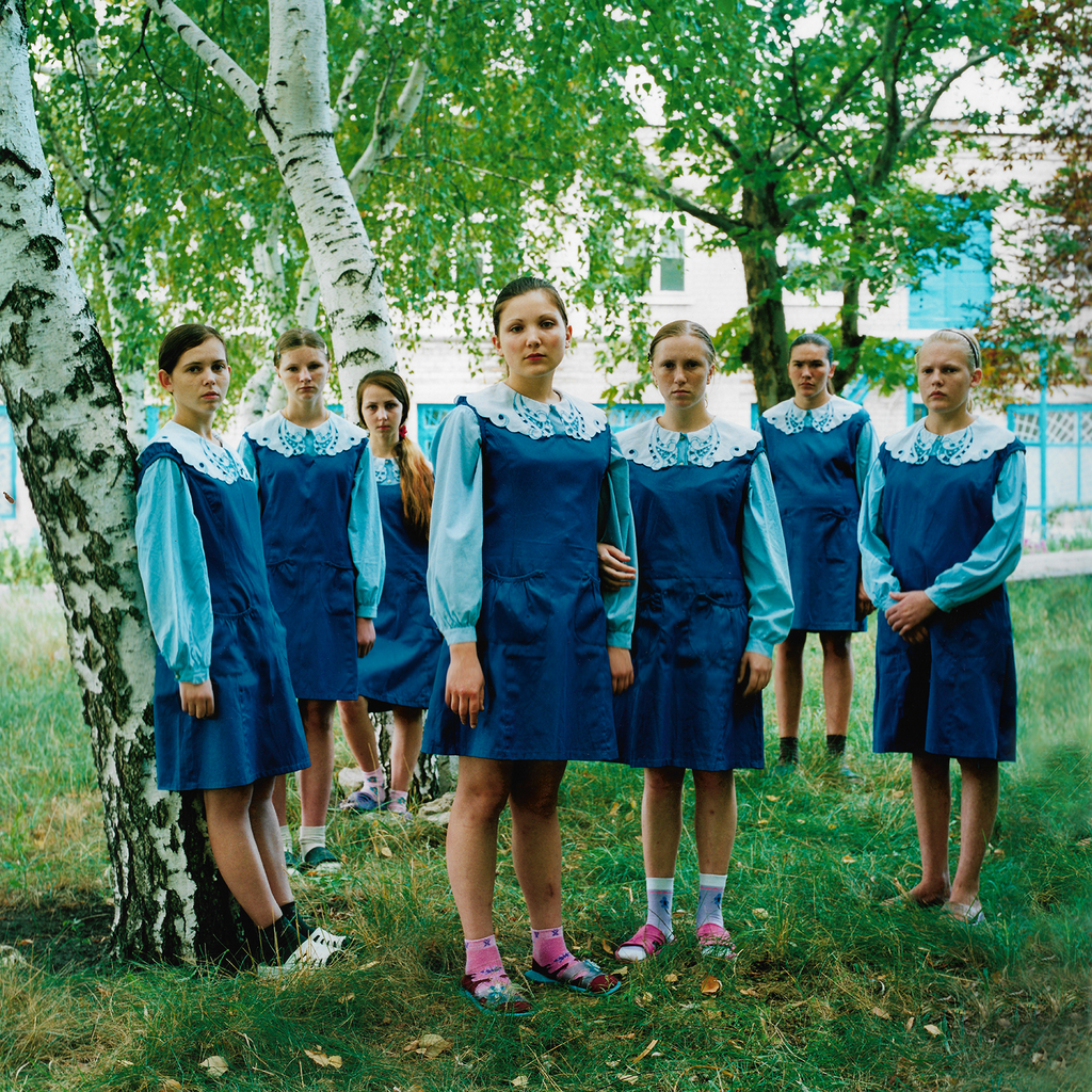אסירות צעירות, אוקראינה, 2009. "כלא לנערות שונה מכלא לנערים. הוא פחות אפל, מפחיד וקשוח" (צילום: מיכל חלבין) אסירות צעירות, אוקראינה, 2009