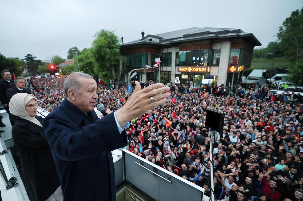 נשיא טורקיה רג'פ טאיפ ארדואן נואם ל תומכיו בחירות תוצאות סיבוב שני