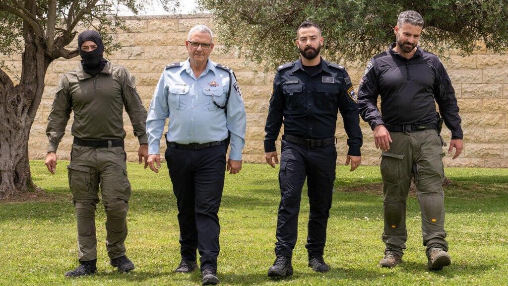  ראש אגף משאבי אנוש במשטרה ניצב בועז גולדברג ושלושת ילדיו הקצינים