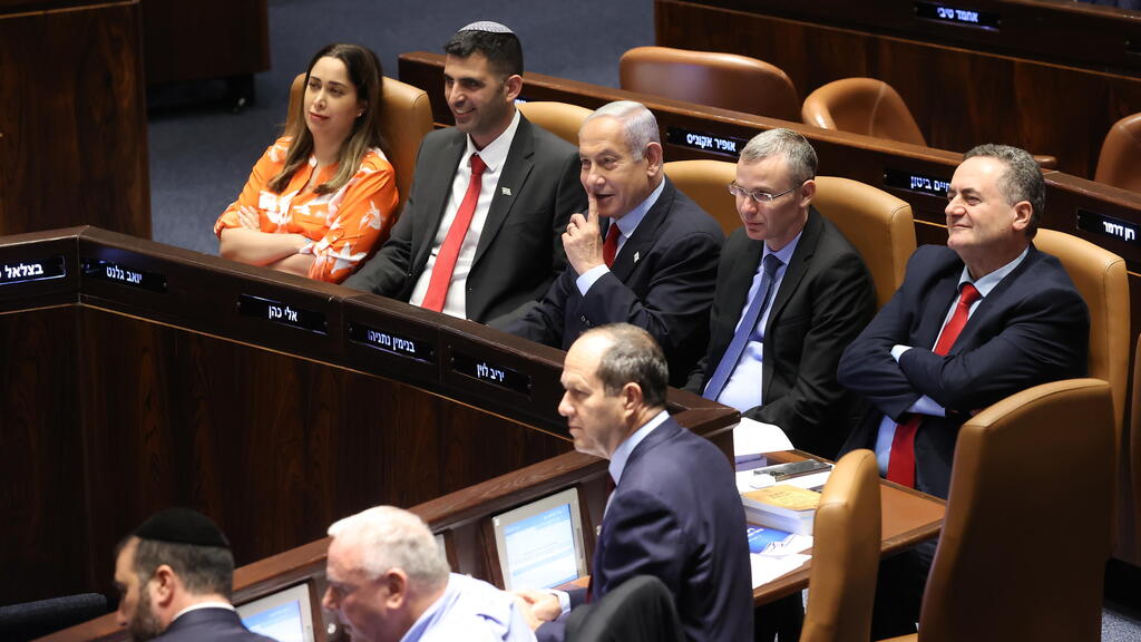 נתניהו ושרי הליכוד במליאה (צילום: עמית שאבי) מליאת הכנסת