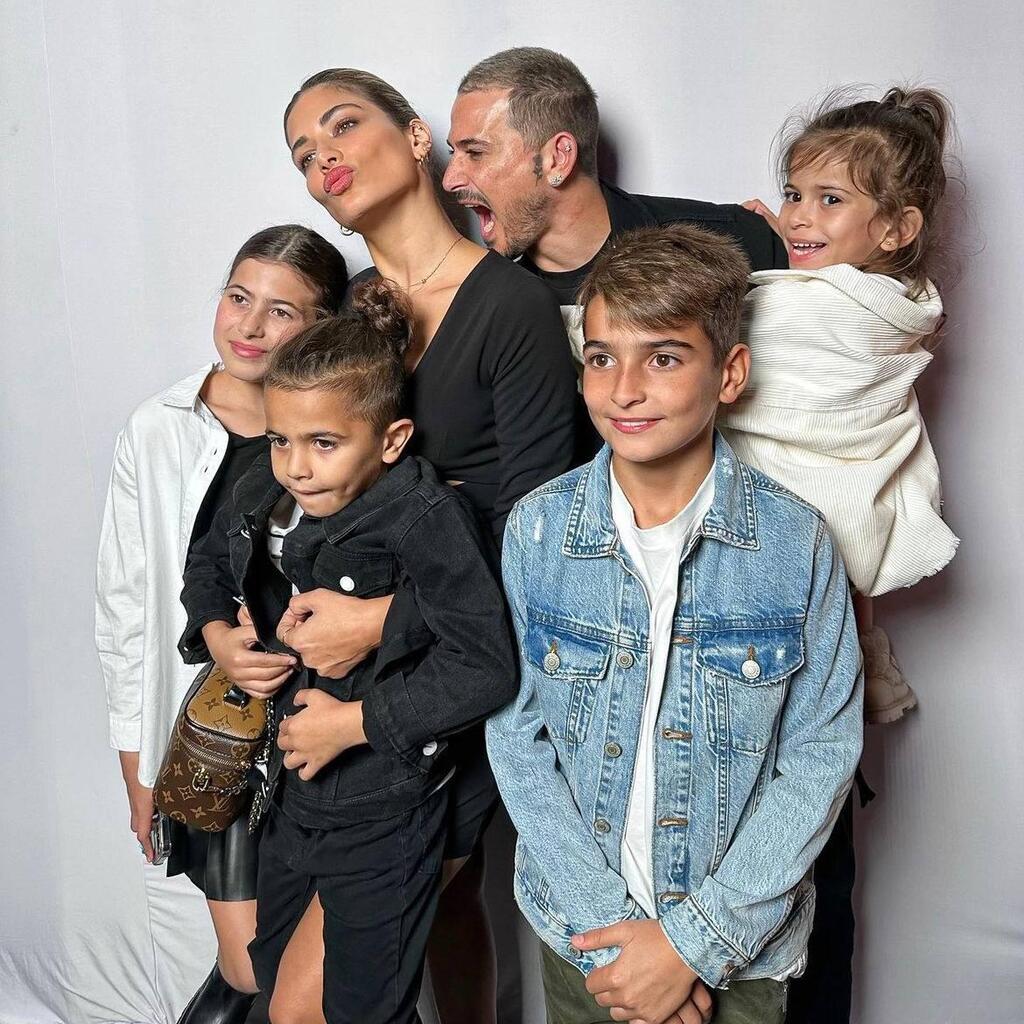 "יש להם בקשות ואני צריכה להוריד אותם לקרקע". מירן ומאור בוזגלו עם ילדיהם, מיילי, ריי, שיין וליאו (צילום: אינסטגרם) מאור מירן בוזגלו משפחה