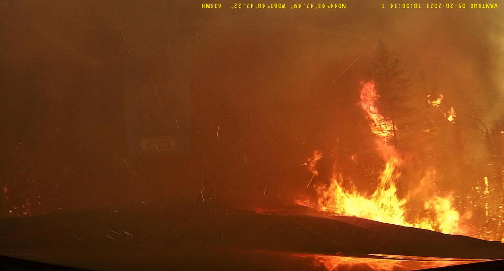 נסיעה בין הלהבות בקנדה (צילום: Instagram@alka.films/via REUTERS) תיעוד נסיעה שריפה שריפת יער הליפקס נובה סקוטיה קנדה