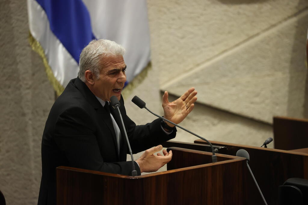 "יש נתונים, לא משנה כמה תשקר". לפיד (צילום: עמית שאבי ) יאיר לפיד נואם במליאה