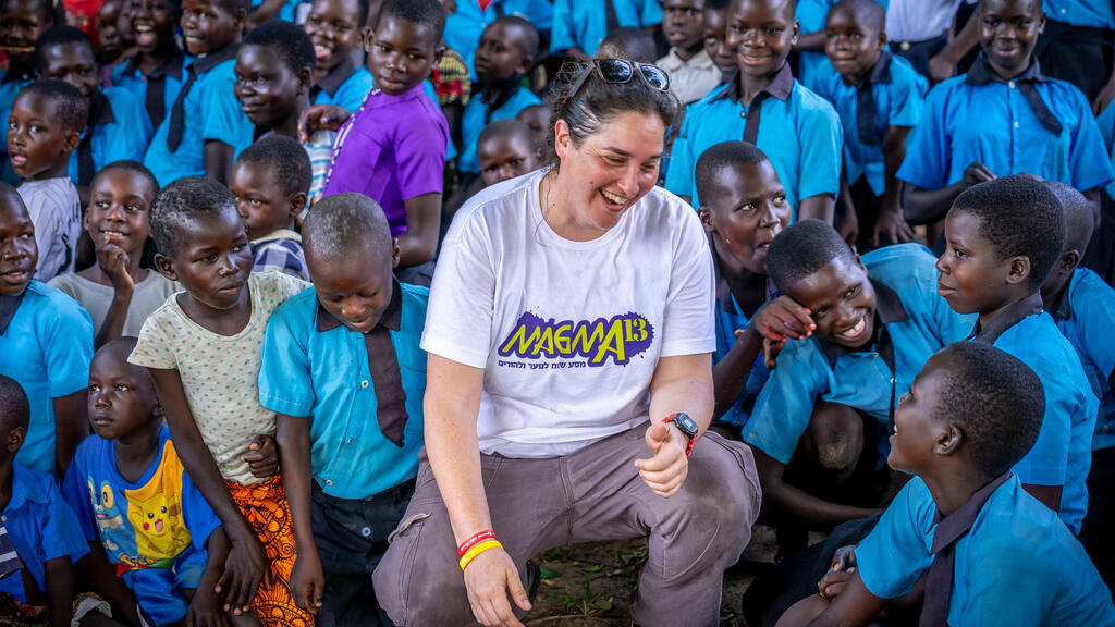 נויה שגיב במסע מאגמה 13 באוגנדה. 
