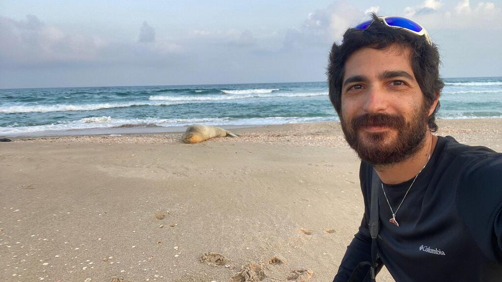 Guy Levian, director of marine nature reserves at the Nature and Parks Authority, gets a selfie with Yulia (Photo: Guy Levian, Nature and Parks Authority) גיא לויאן ויוליה