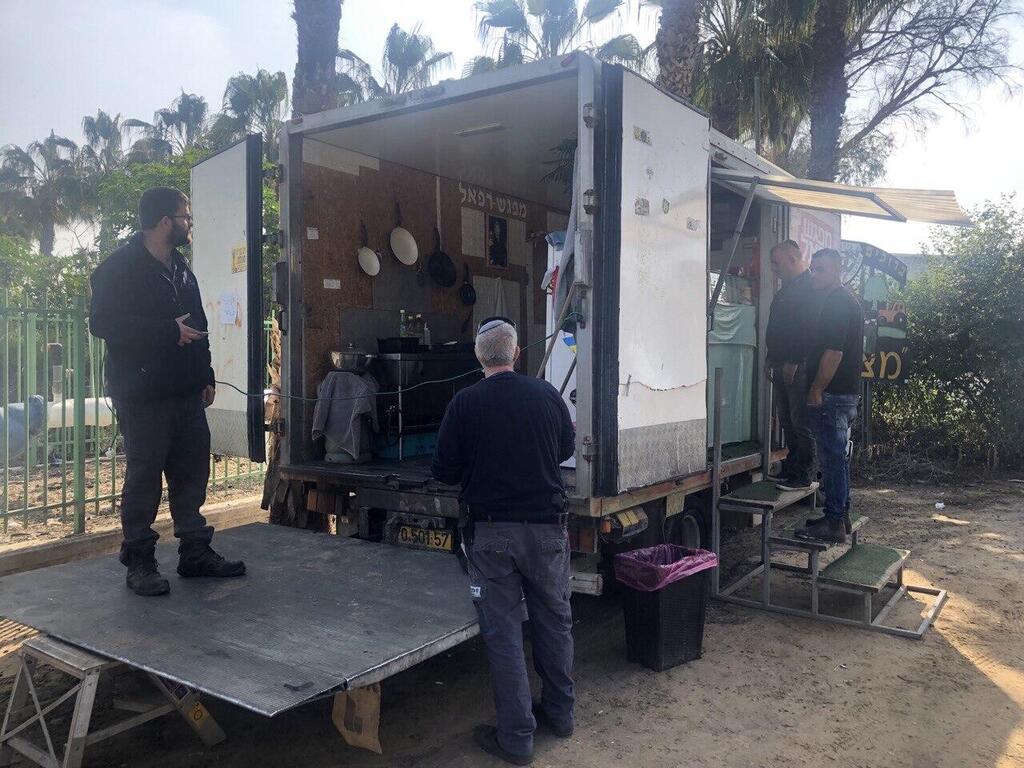 אוכלים ושותקים יחד ליד המשאית (צילום: קובי רובין) מפגש רפאל
