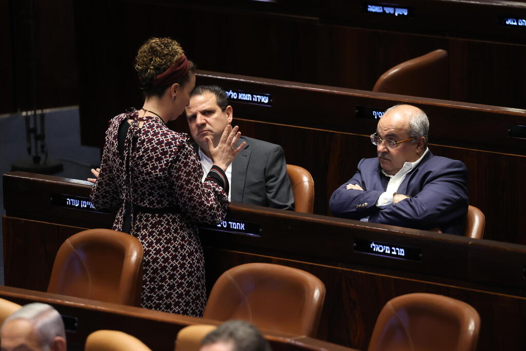 עידית סילמן, איימן עודה ואחמד טיבי במליאה (צילום: עמית שאבי ) עידית סילמן ואחמד טיבי במליאת הכנסת