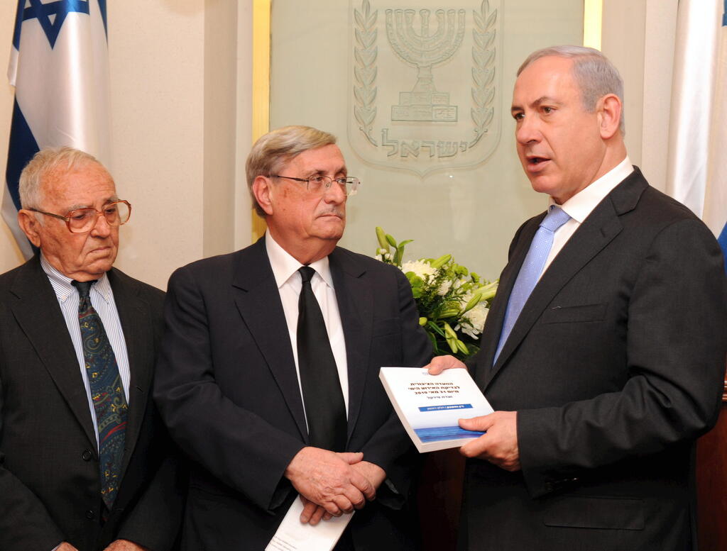 מגיש לנתניהו את דוח ועדת טירקל ב-2011 (צילום: משה מילנר, לע"מ) בנימין נתניהו מקבל מידי יעקב טירקל את דוח ועדת טירקל