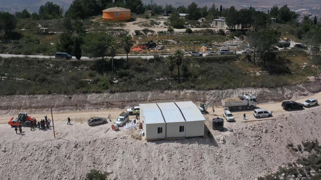 מבנה שהוקם במאחז חומש (צילום: AFP) חומש