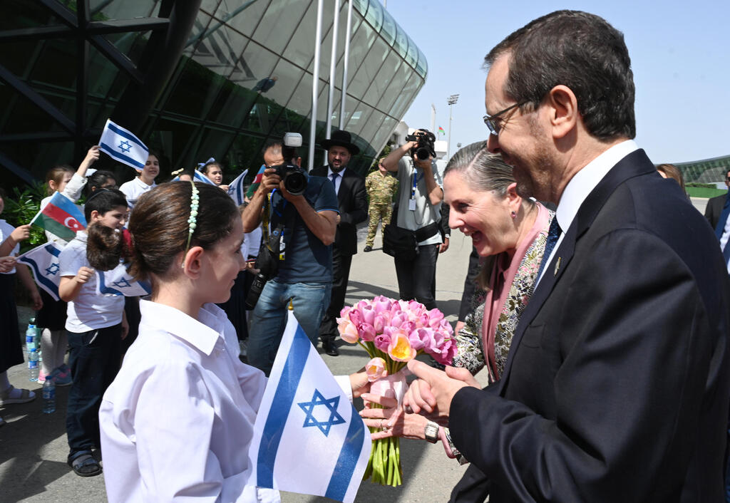 Une réception pour le président du pays Yitzhak Herzog à Bakou