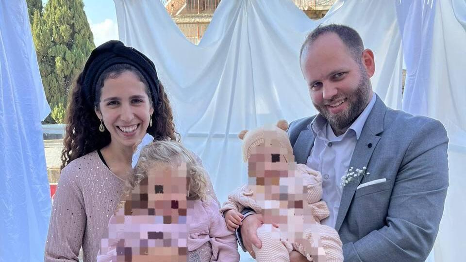 מאיר תמרי ז"ל לצד רעייתו ושני ילדיהם. "לא הגיוני שהמחבלים עדיין בחיים כשמאיר לא" מאיר תמרי ז"ל