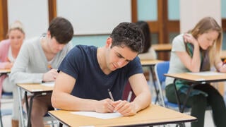 סטודנטים בחינות מבחנים אוניברסיטה