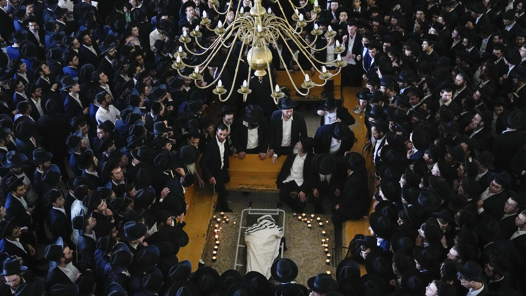 הלוויית הרב גרשון אדלשטיין בבני ברק (צילום: AP) הלוויה הרב גרשון אדלשטיין בבני ברק
