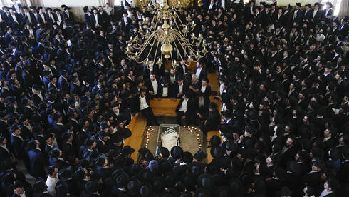 Tens of thousands flood Bnei Brak for funeral of Rabbi Gershon Edelstein - Vimarsana News