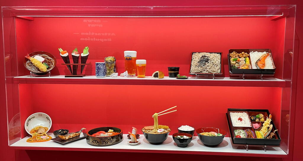סמפורו ויטרינת אוכל יפני טומיטה וילהמינה פרוייקט שנעשה במיוחד לתערוכת אוכל מוזיאון העיצוב חולון 