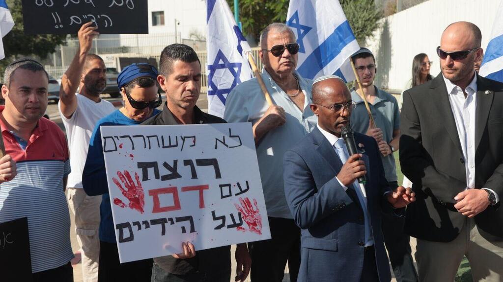 בני משפחת תמם ותומכים שהגיעו להפגין, הבוקר (צילום: מוטי קמחי) משפחת תמם מפגינה בכניסה לכלא מעשיהו נגד שחרור המחבל וליד דקה שרצח את החייל משה תמם ז''ל בשנת 1984