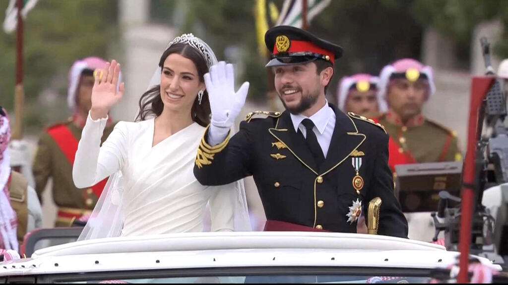 Jordan's Crown Prince Hussein and Saudi Rajqa Alseif wave to well-wishers (Photo: Reuters) ירדן יורש העצר חוסיין ורעייתו רג'ווה מנופפים לקהל אחרי הטקס