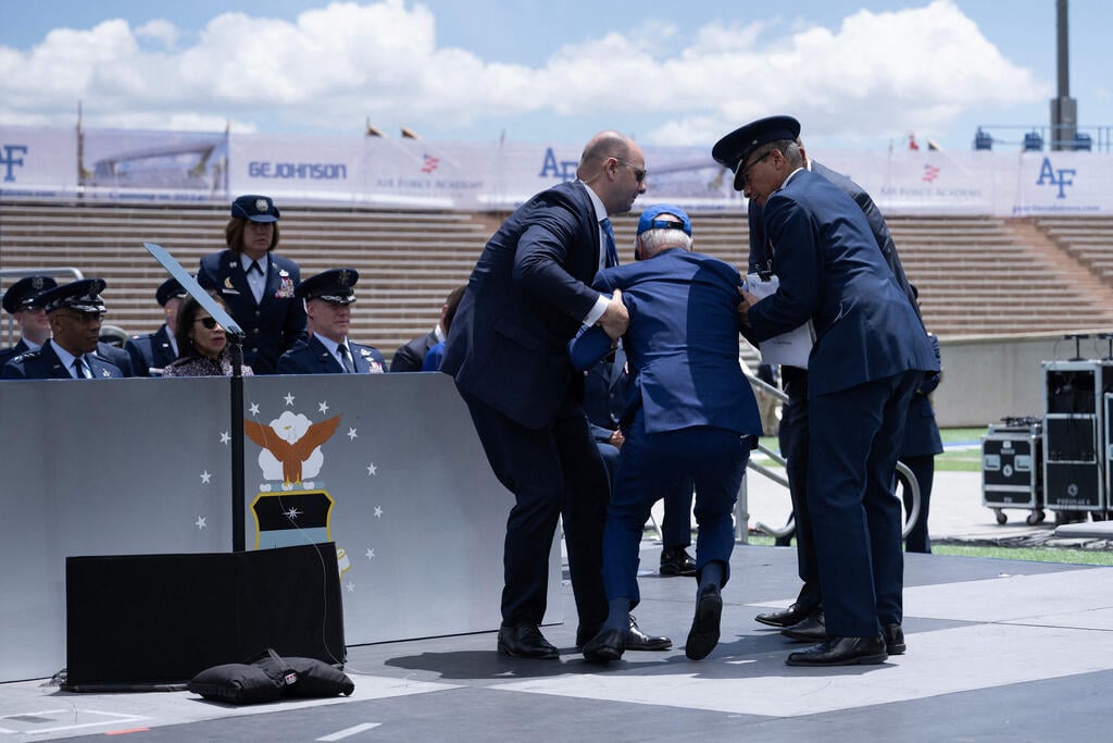 צילום: AFP ג'ו ביידן נשיא ארצות הברית נופל בטקס של חיל האוויר