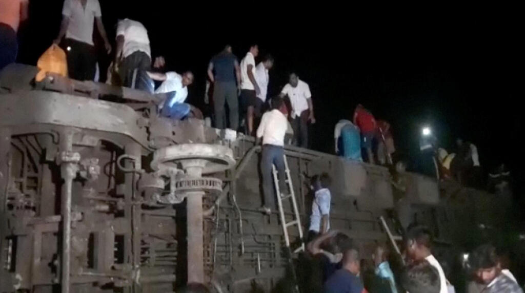 לפחות 288 נהרגו ומאות נפצעו. ההריסות במדינת המחוז אודישה (צילום: רויטרס / ANI/Reuters TV) תאונת רכבת בהודו