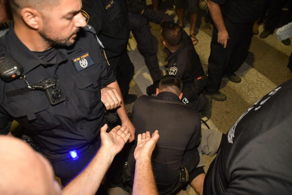 מחאה נגד המהפכה המשפטית בקיסריה מול ביתו של נתניהו