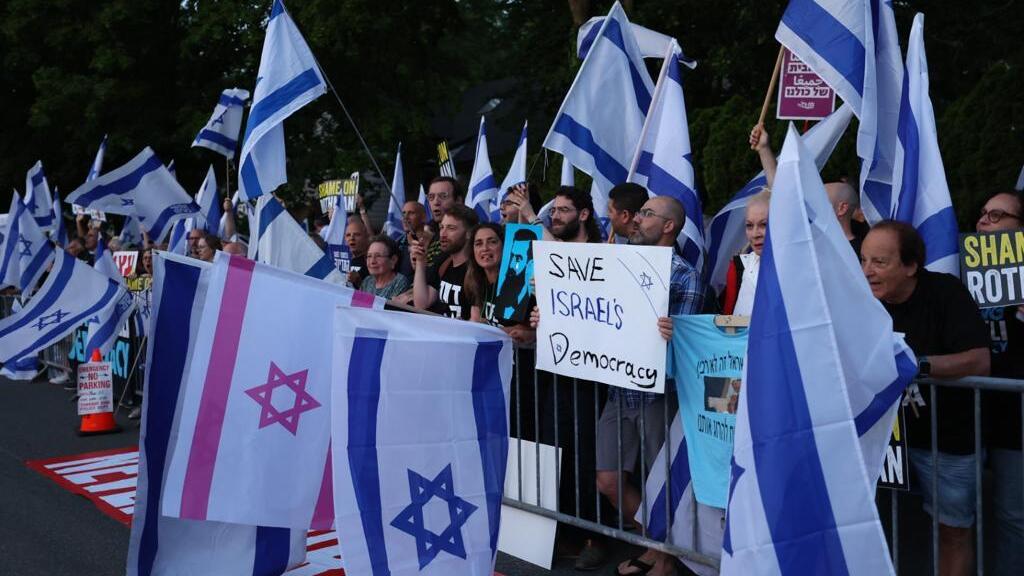 ההפגנה בניו ג'רזי (צילום: איליה מגנס) הפגנה בניו ג'רזי מול הנאום של שמחה רוטמן על ההפיכה המשטרית