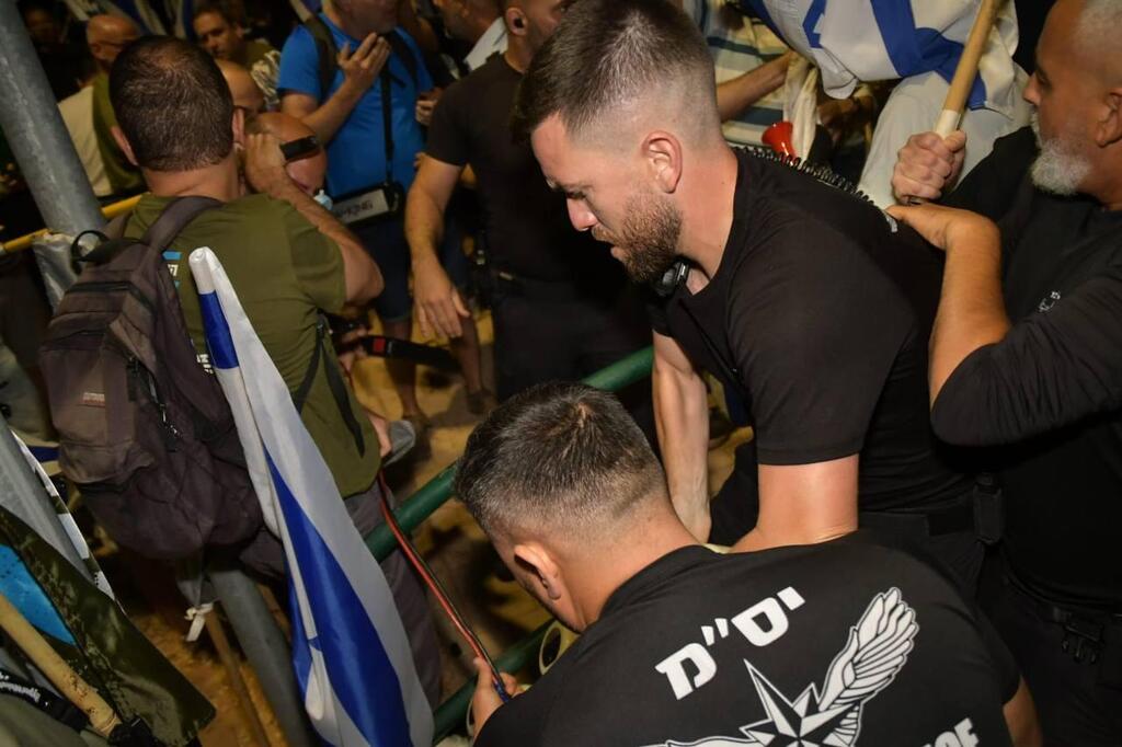 מחאה נגד המהפכה המשפטית בקיסריה מול ביתו של נתניהו