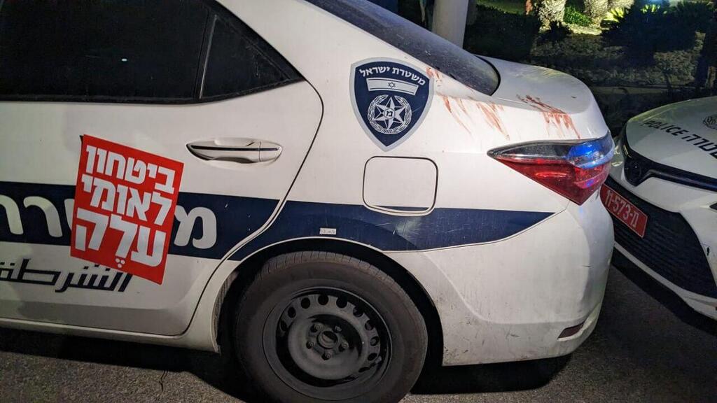 אחת המדבקות שתלו המפגינים על ניידות המשטרה מחאה נגד המהפכה המשפטית בקיסריה מול ביתו של נתניהו