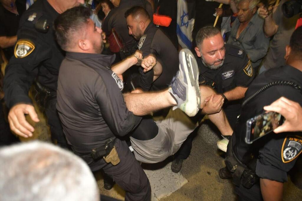 העימותים ב"הפגנה הספונטנית" מול בית נתניהו בקיסריה
מחאה נגד המהפכה המשפטית בקיסריה מול ביתו של נתניהו