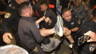 מחאה נגד המהפכה המשפטית בקיסריה מול ביתו של נתניהו