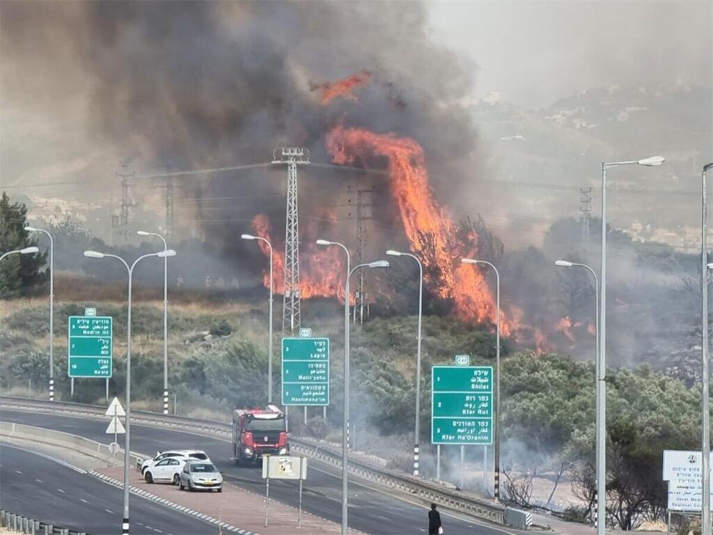 שריפה בצומת שילת בשישי (צילום: יפתח כהן) שריפה בצומת שילת
