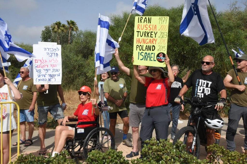ההפגנה מחוץ לבית נתניהו בקיסריה, היום (צילום: אביהו שפירא) מפגינים מחוץ לביתו של בנימין נתניהו בקיסריה