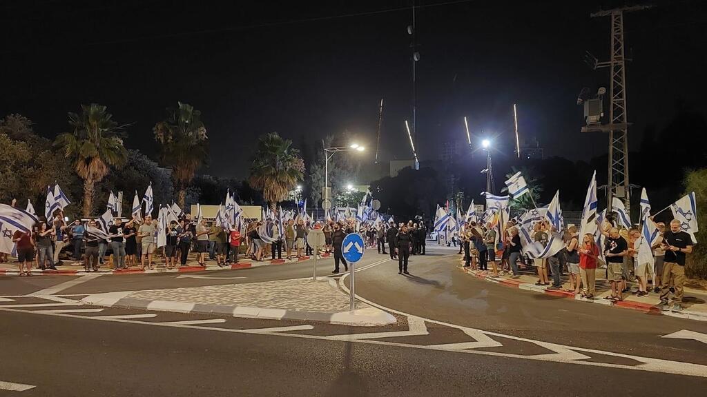 ההפגנה מול תחנת חדרה הפגנה מול תחנת משטרה חדרה לשחרור עצורים שהפגינו מול ביתו של נתניהו בקיסריה