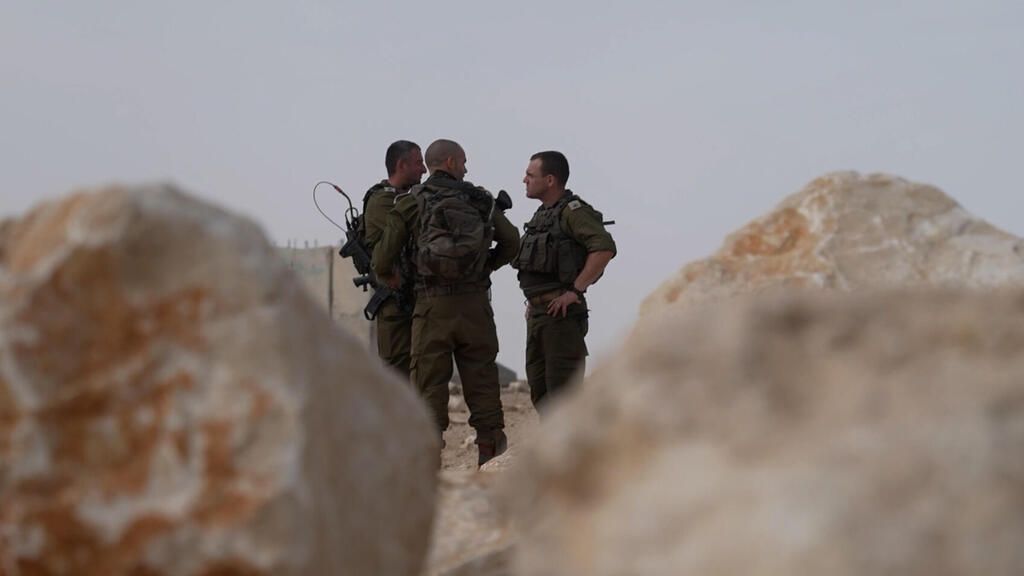 מפקדי הגזרה לאחר התקרית הקשה (צילום: דובר צה"ל) תיעוד זירת האירוע בגבול מצרים ותחקיר הרטמכ"ל הרצי הלוי