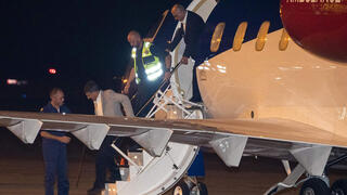 העצורים האוסטרים-איראנים יורדים מהמטוס בבלגיה