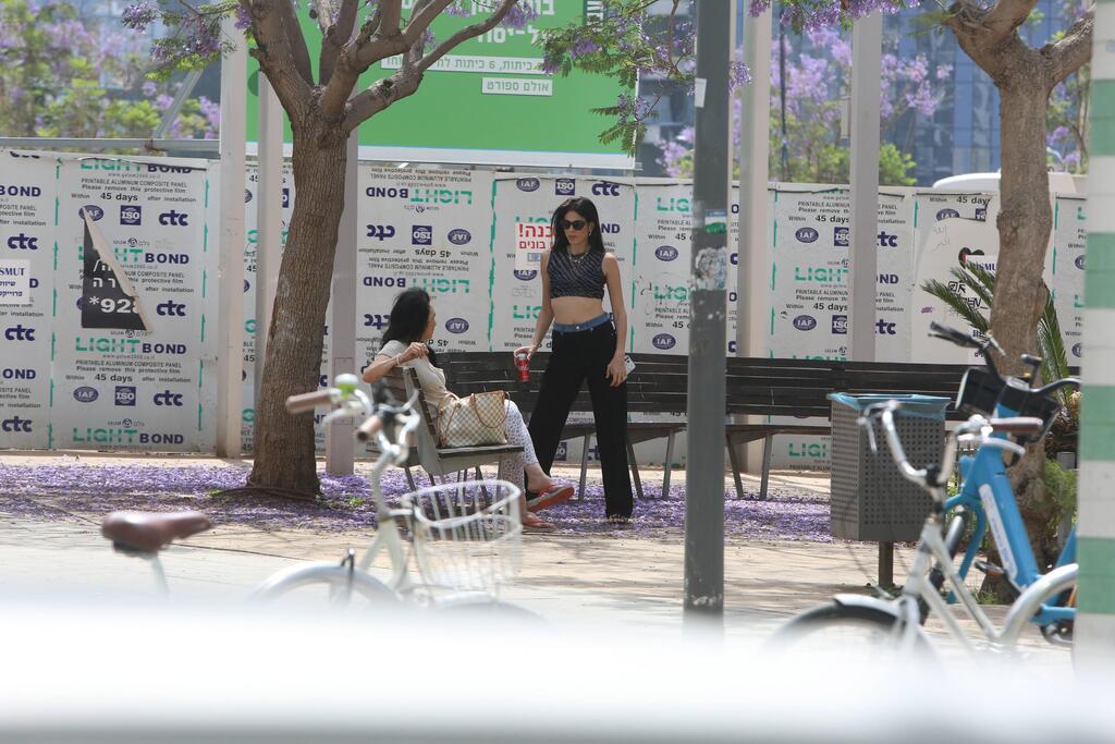 מדגמנת לקהל של אחת. דניאלה פיק ואמה מירית שם אור (צילום: מוטי לבטון) פפראצי