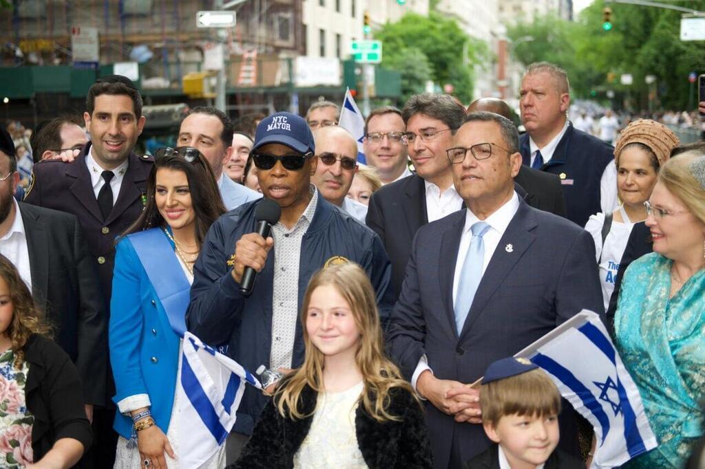 Starosta New Yorku Eric Adams se starostou Jeruzaléma Moshe Lionem na Celebrating Israel Parade v New Yorku 