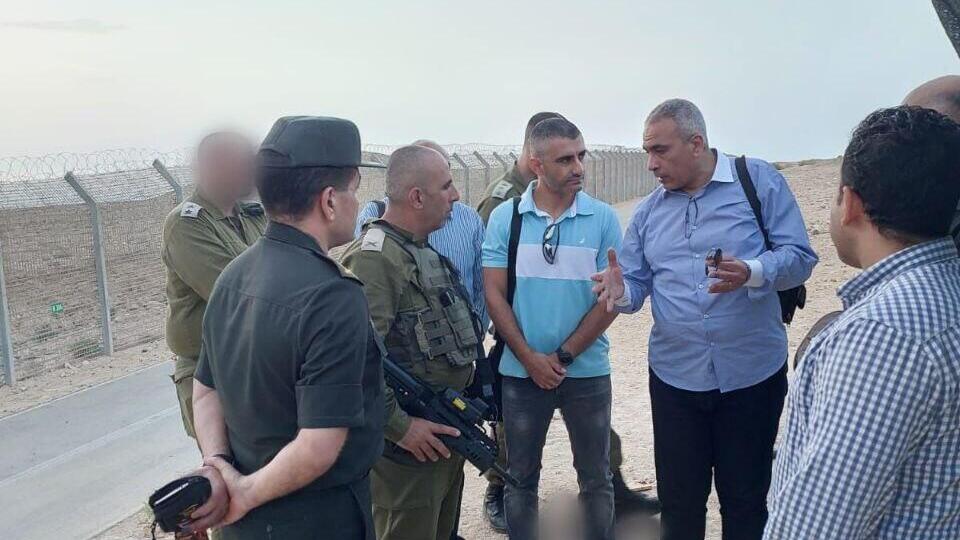 قائد الفرقة مع ممثلين عن وزارة الدفاع المصرية في الميدان أمس 