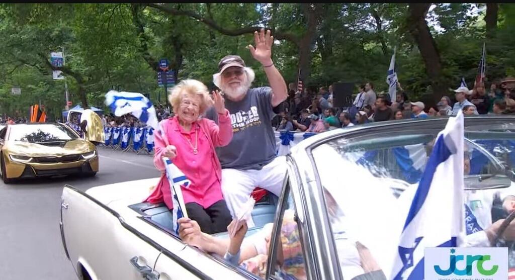 Ruth Westheimer está celebrando su 95 cumpleaños en el desfile 