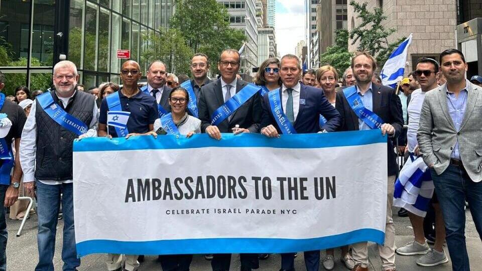 Zmocněnec OSN Gilad Erdan vede delegaci diplomatů na přehlídce oslavující Izrael 