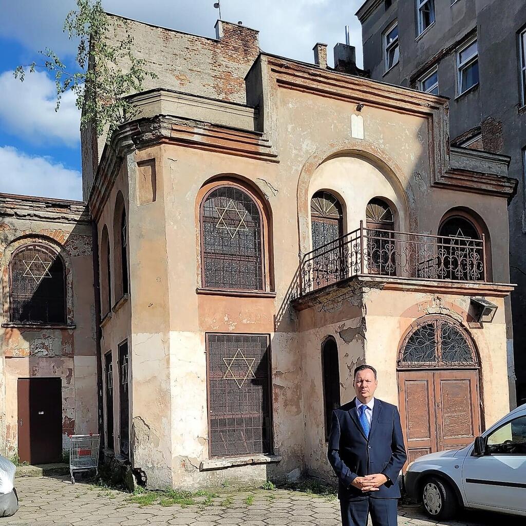 השגריר ליבנה ליד מבנה בית הכנסת