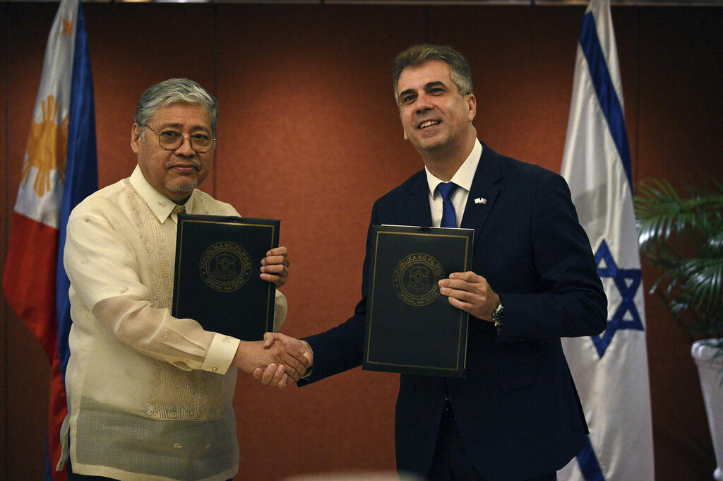 שר החוץ אלי כהן פגישה עם שר החוץ הפיליפיני ב מנילה