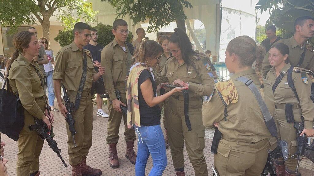 מיכל בן נון עם חבריה של ליה ז"ל מהמחלקה