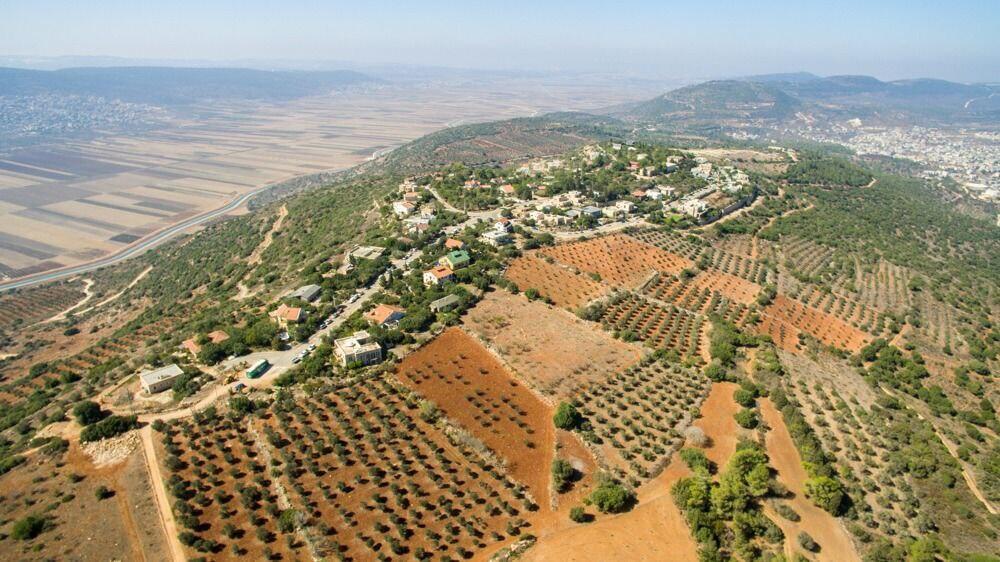 "הם זועקים בדמעות שהם רוצים הנחות, אבל הם בעיקר מבקשים לשמר את האדמות רק לילדים שלהם". יישובי המועצה האזורית משגב (צילום: שמוליק מגל) ישובי משגב מלמעלה