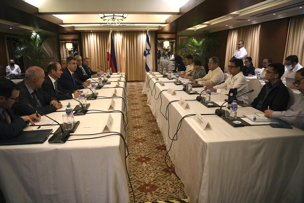 שר החוץ אלי כהן פגישה עם שר החוץ הפיליפיני ב מנילה