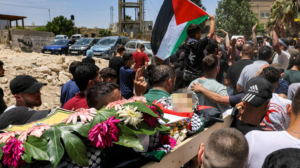 "בצבא אומרים סליחה, אבל מה יש לנו לעשות עם הסליחה שלהם". הלוויתו של מוחמד תמימי, בשבוע שעבר (צילטם: AFP) יצא מסע הלוויתו של הילד הפלסטיני מוחמד תמימי בנבי סאלח