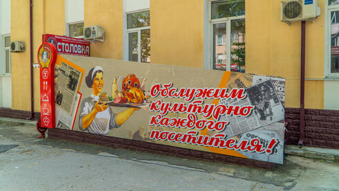 Қызметші өзінің ұйықтап жатқан қожайынының мүшесін көрді «Дюймовочка» фильмі