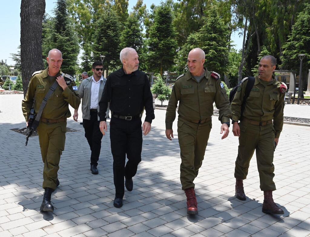 Defense Minister Yoav Gallant, second from left, during a visit to northern Israel (Photo: The Defense Ministry) יואב גלנט אורי גורדין וסער צור