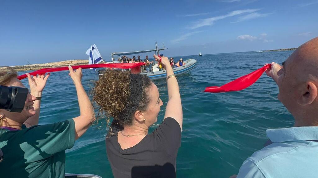 Idit Silman at the Rosh Hanikra-Achziv Marine Nature Reserve (Photo: Shlomit Shavit, Israel Nature and Parks Authority) השרה סילמן משיקה את שמורת ים ראש הנקרה-אכזיב