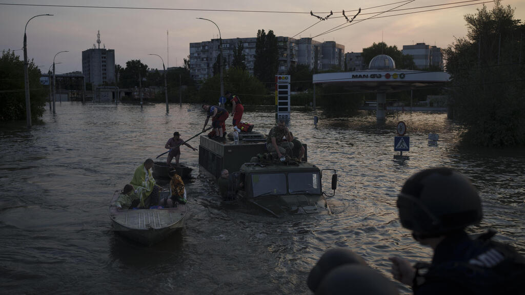 Sauvetage à Kherson inondations Inondations en Ukraine suite à l'explosion du barrage de Nova Khakhovka